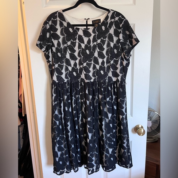 Black and white dress🖤🤍 - Picture 2 of 3